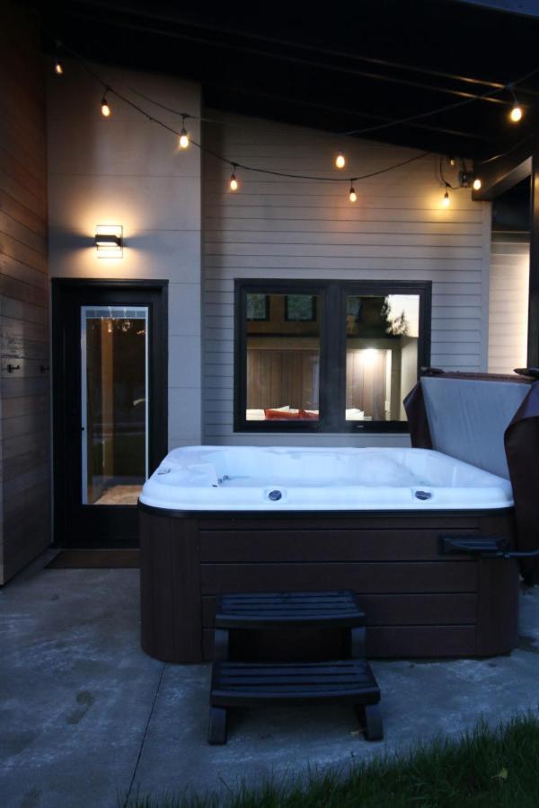 Luxe Lake Cabin Hot Tub Grill Firepit Ev Charger Onalaska Eksteriør bilde