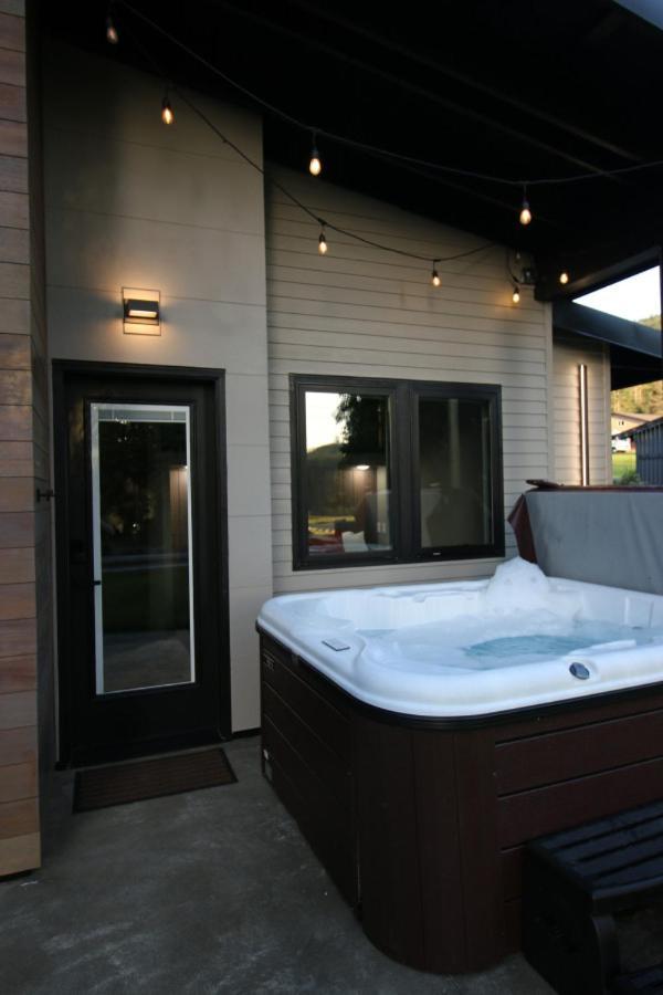 Luxe Lake Cabin Hot Tub Grill Firepit Ev Charger Onalaska Eksteriør bilde