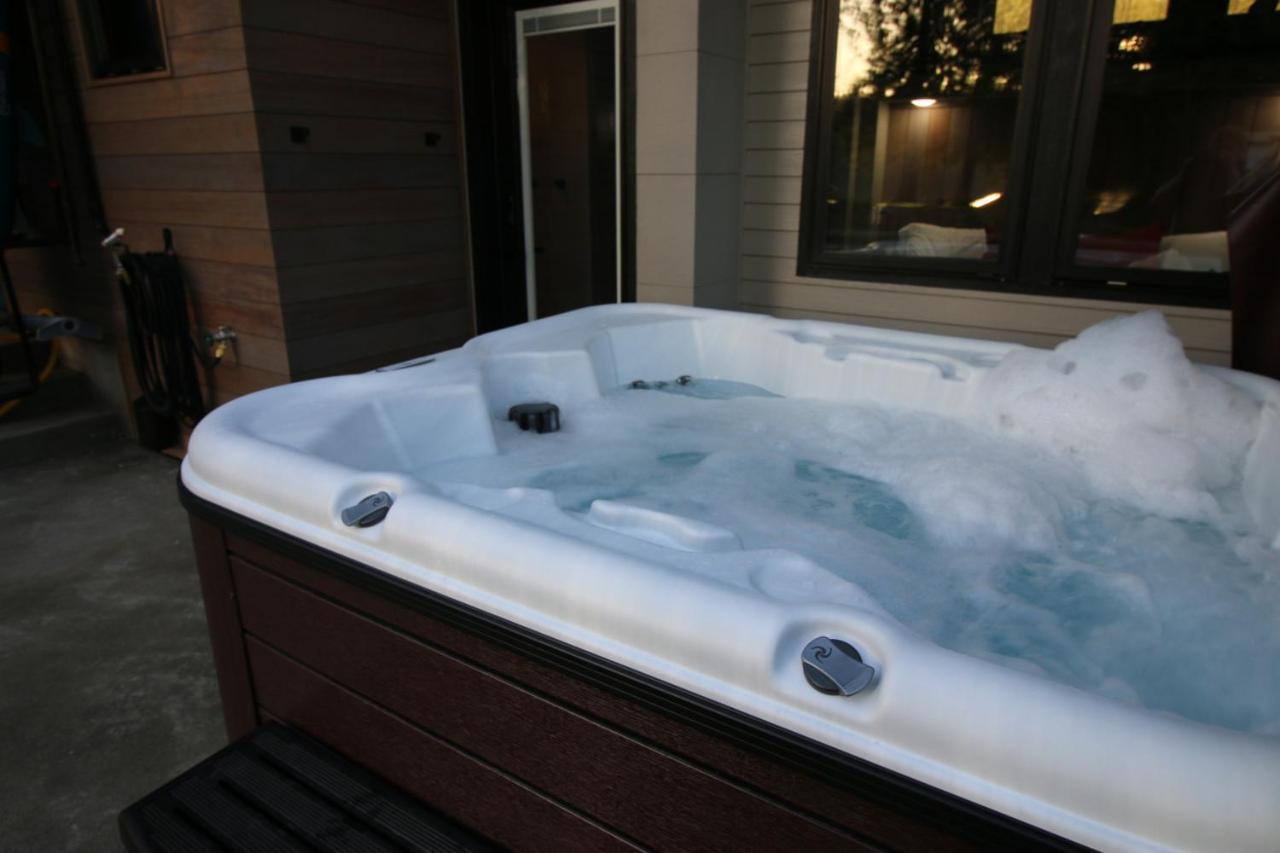Luxe Lake Cabin Hot Tub Grill Firepit Ev Charger Onalaska Eksteriør bilde